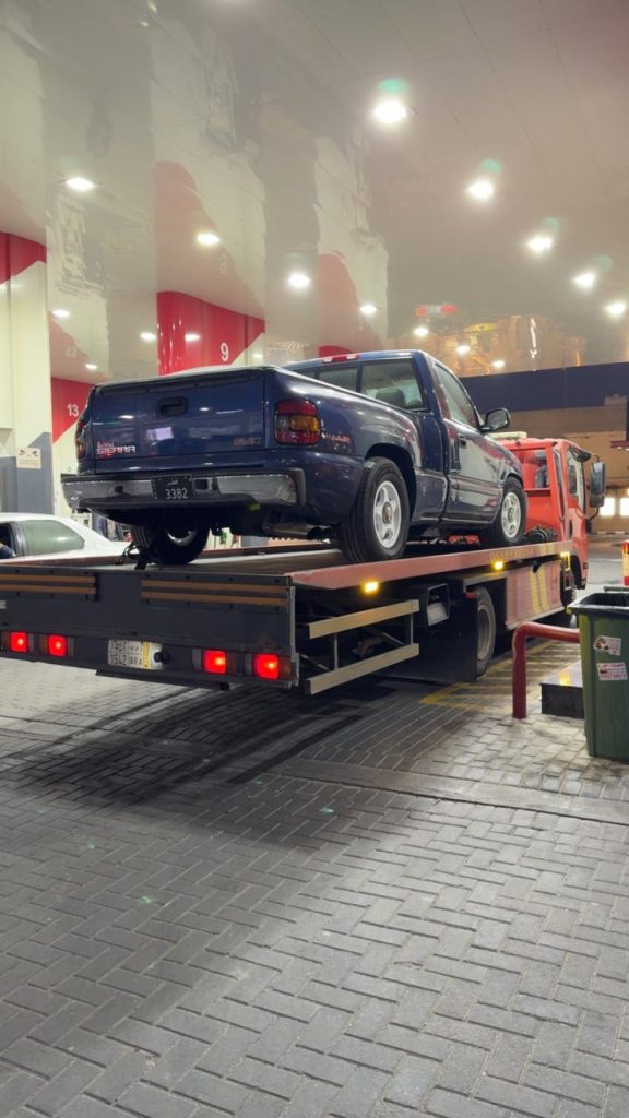 سطحه لنقل السيارات من الطريق في الأحساء
