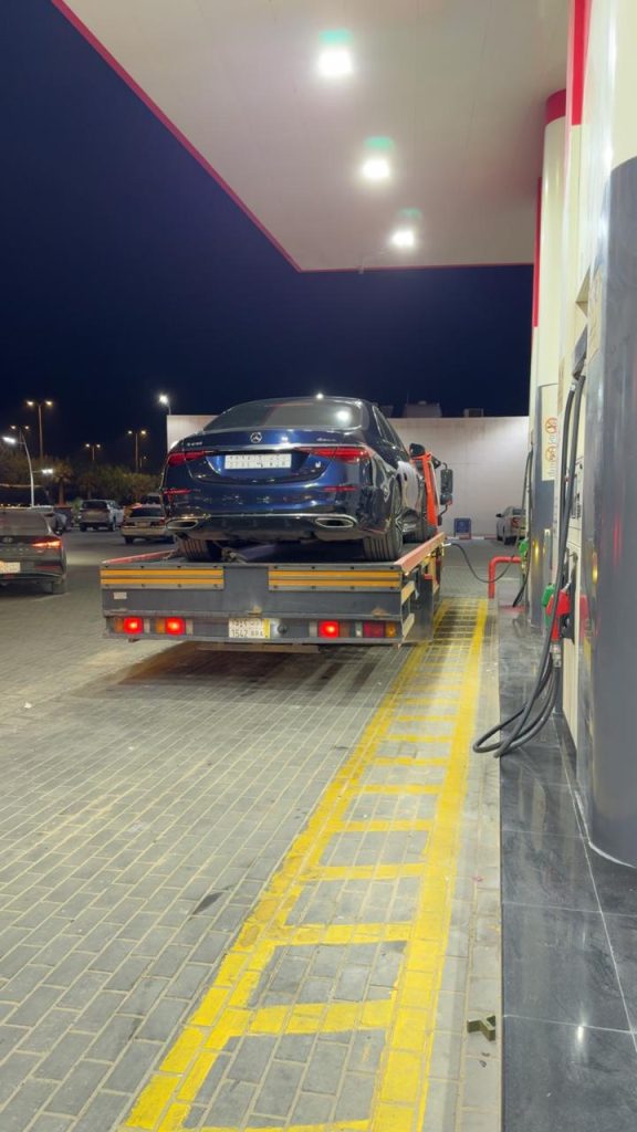 سطحه لنقل السيارات من موقع الحادث
